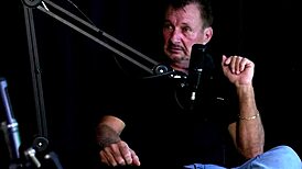 damn, getúlio vargas primo da mãe gravou com as novinhas no sofá da mansão... carlos urach em see through red 👀