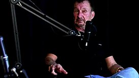 damn, getúlio vargas primo da mãe gravou com as novinhas no sofá da mansão... carlos urach em see through red 👀