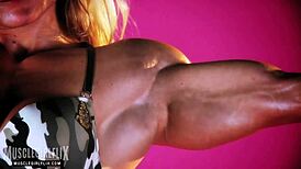 Buff Brigita Brezovac flexes ripped muscles in sexy bikini workout