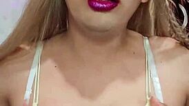 Enticing transsexual lola tempts with curves