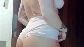 gostosa tatuada showing off her hot tan lines up close