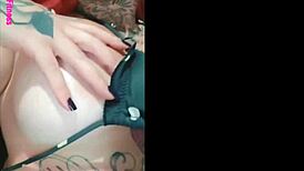 gostosa tatuada showing off her hot tan lines up close