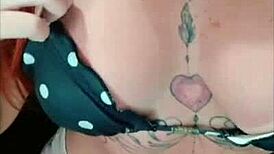 gostosa tatuada showing off her hot tan lines up close