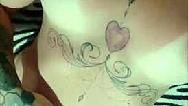 gostosa tatuada showing off her hot tan lines up close