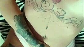 gostosa tatuada showing off her hot tan lines up close