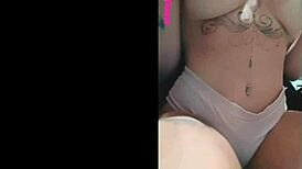 gostosa tatuada showing off her hot tan lines up close