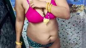 Hot Indian Desi Bhabhi's Steamy Bath MMS Leaked