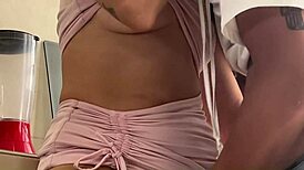 mi cuñada sin pantaletas mamando mientras cocina pa mi hermano 🔥🍆