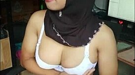 Gorgeous Webcam Babe Masturbates Solo - Wanna Watch Her Cum?