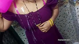 Hot Indian Desi Bhabhi's Steamy Bath MMS Leaked