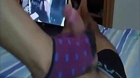 me encanta mamarle la polla a mi novio mientras lo masturbo con los pies viendo pelis tan caliente