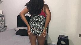 Parte 1: Hired Latina Maid Cleans Room Then Flashes Curves