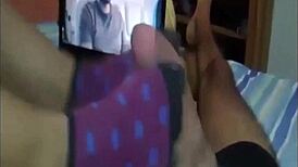 me encanta mamarle la polla a mi novio mientras lo masturbo con los pies viendo pelis tan caliente