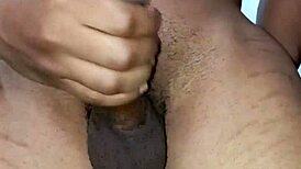 Safado muscular bodybuilder gozando com tesão pra relaxar bem
