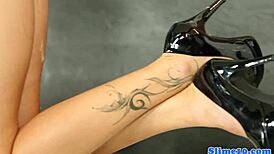 GLAM BABE SUCKS COCKS FOR TOTAL CUM DRENCH!