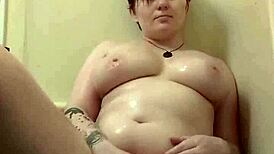 hey i'm oiling up my juicy chubby curves in the tub right now...