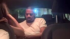 Sentou no meu pau pelado do motorista e fiz meu noivo dirigir enquanto fodia