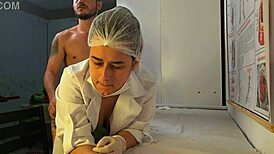 Paciente ganha erecao dura com maos da enfermeira sexy no hospital