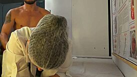 Paciente ganha erecao dura com maos da enfermeira sexy no hospital