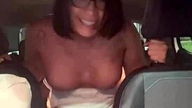 Sentou no meu pau pelado do motorista e fiz meu noivo dirigir enquanto fodia