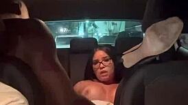 Sentou no meu pau pelado do motorista e fiz meu noivo dirigir enquanto fodia