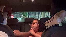Sentou no meu pau pelado do motorista e fiz meu noivo dirigir enquanto fodia