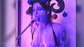 Devil cosplay babe orgasms hard fucking huge dildo deepthroat style!