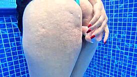 ¡Mira esa desconocida de culo enorme masturbándose en la piscina! Le quito su dildo y le doy verga real