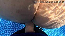 ¡Mira esa desconocida de culo enorme masturbándose en la piscina! Le quito su dildo y le doy verga real