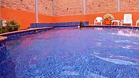 ¡Mira esa desconocida de culo enorme masturbándose en la piscina! Le quito su dildo y le doy verga real
