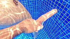 ¡Mira esa desconocida de culo enorme masturbándose en la piscina! Le quito su dildo y le doy verga real