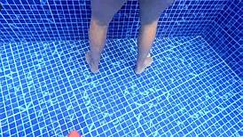 ¡Mira esa desconocida de culo enorme masturbándose en la piscina! Le quito su dildo y le doy verga real