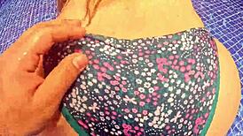 ¡Mira esa desconocida de culo enorme masturbándose en la piscina! Le quito su dildo y le doy verga real