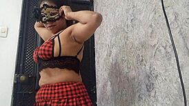 Exotic dancer spreads open pussy for steamy warmup