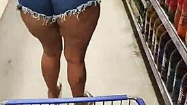 ESPOSA GOSTOSA Shows HUGE ASS Cheeks in Market... Hot Wife Cuckold Adão e Eva Tease!