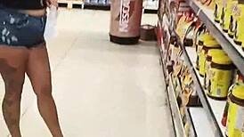 ESPOSA GOSTOSA Shows HUGE ASS Cheeks in Market... Hot Wife Cuckold Adão e Eva Tease!