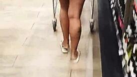 ESPOSA GOSTOSA Shows HUGE ASS Cheeks in Market... Hot Wife Cuckold Adão e Eva Tease!