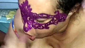 ai que delicia essa puta safada mamando gostoso e engolindo todo leite da piroca grossa