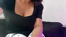 Colombian latina aunt teases massive cameltoe masturbating in tight leggings