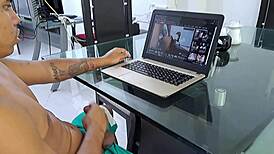 descubro a mi hijastro masturbándose con mi culo grande