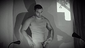 mira este hombre grande y musculoso contra la pared, masturbacion con su pene enorme