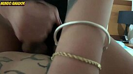 Fumando um baseado com a travesti antes de foder o rabo dela