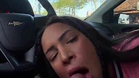 Novinha Gives Car Blowjob Publicly