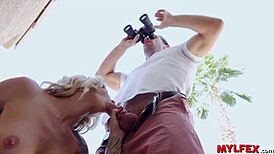 Mylfex peeping the invidious next door milf