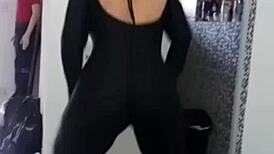 eu tinha certeza que meu vizinho safado iria vim me espionar a j� fiquei preparada pra dar a buceta pra ele sem camisinha