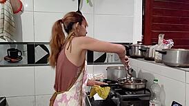 después de cocinar con su música se puso cachonda pero solo le atore la boca y la deje llena de semen la varita por perra
