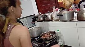 después de cocinar con su música se puso cachonda pero solo le atore la boca y la deje llena de semen la varita por perra