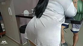 invito a mi hijastro a comer pizza pero le doy mi jugoso coño