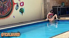 Famosinha fudendo na piscina com tatuado