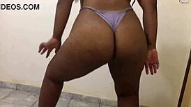 Novinha tirando a roupinha